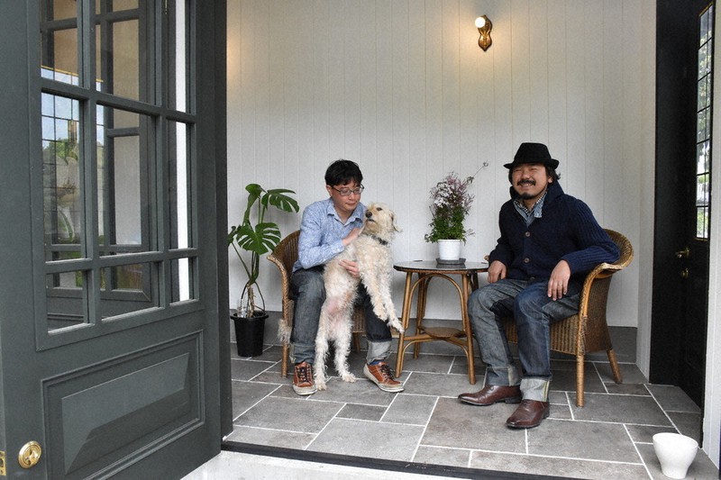 自宅のサンルームでくつろぐ田中昭全さん(右)と川田有希さん。「力を合わせて改装してきた自宅を互いに相続できるようにしたい」と語る=香川県三豊市詫間町で2021年4月13日午後3時44分、西本紗保美撮影