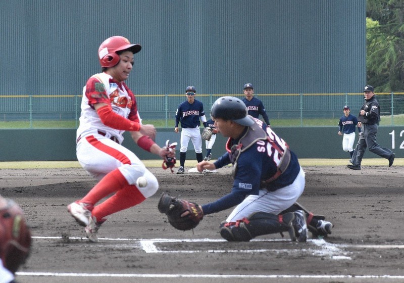 【履正社学園ー松山フェニックス】一回裏松山1死二塁、藤田の中前打で山口が本塁を突き1点先制=山口県周南市の津田恒実メモリアルスタジアムで2021年5月2日午前9時6分、竹島一登撮影