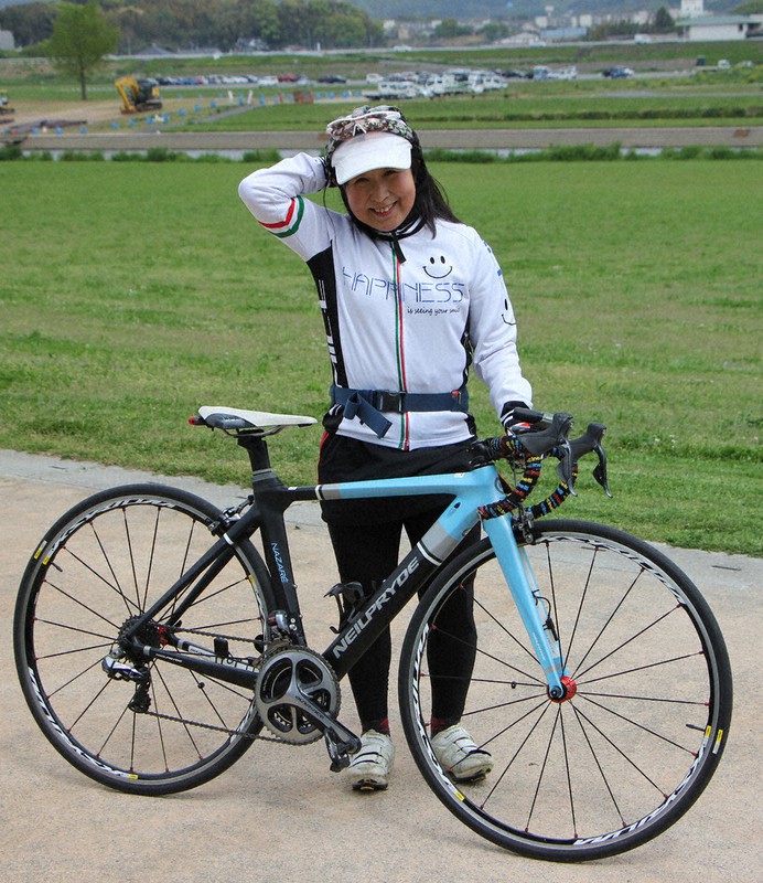 「サイクリングで晴れやかな気分」と話す神谷さん=福岡県直方市の直方北九州自転車道で