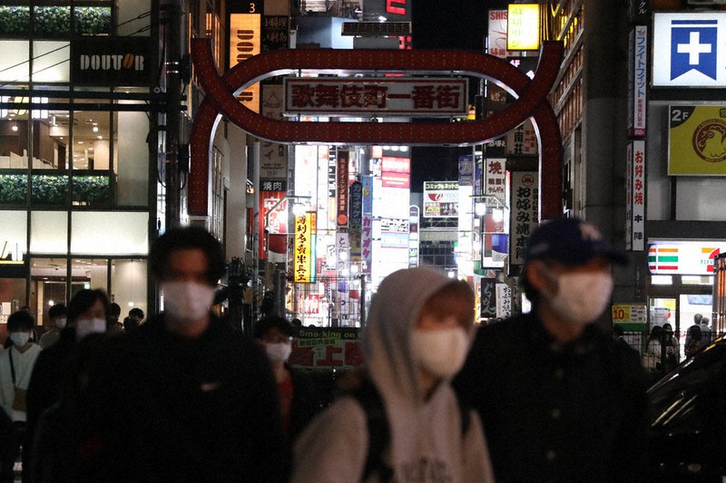 東京都の要請により、午後8時で消灯した歌舞伎町一番街入り口のネオン=東京都新宿区で2021年4月26日午後8時6分、小出洋平撮影