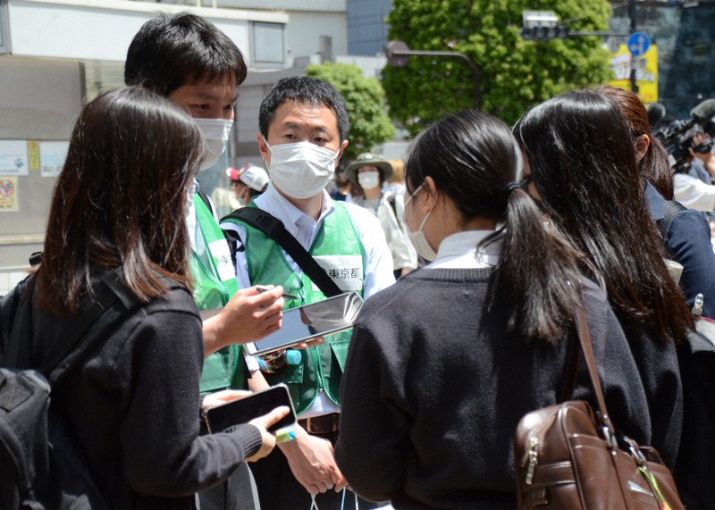 若者に外出の理由などを尋ねる東京都の職員=東京都渋谷区で2021年4月30日午後0時22分、竹内麻子撮影