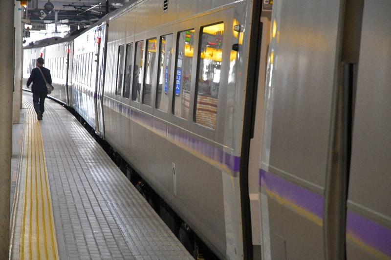人影がまばらなJR札幌駅のホーム=札幌市中央区で、米山淳撮影
