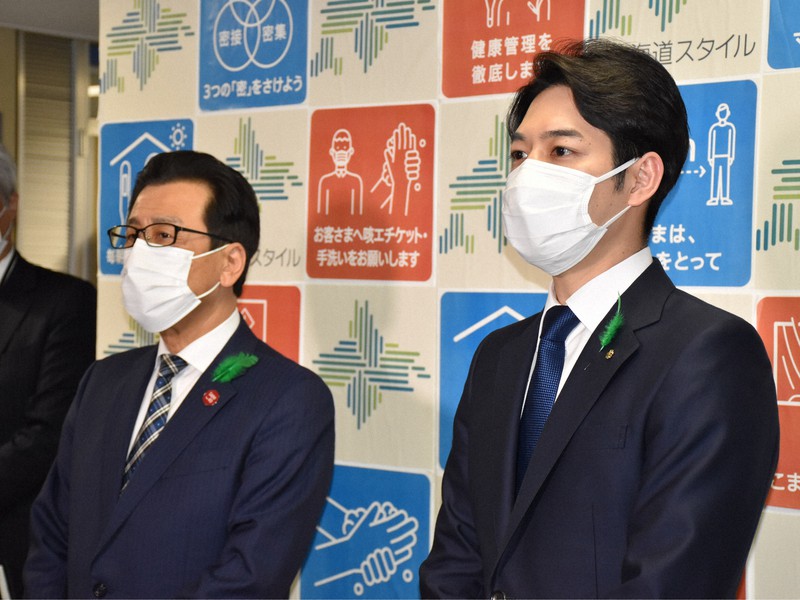 緊急会談後、報道陣の取材に応じる北海道の鈴木直道知事(右)と札幌市の秋元克広市長=札幌市中央区で2021年5月3日午後1時59分、土谷純一撮影