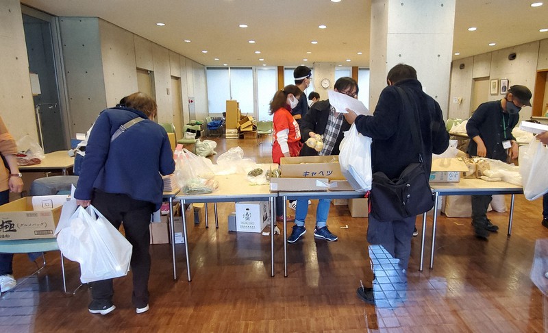 聖イグナチオ教会で開かれた「ゴールデンウイーク大人食堂」での食料配布=2021年5月3日午後3時47分、和田浩明撮影