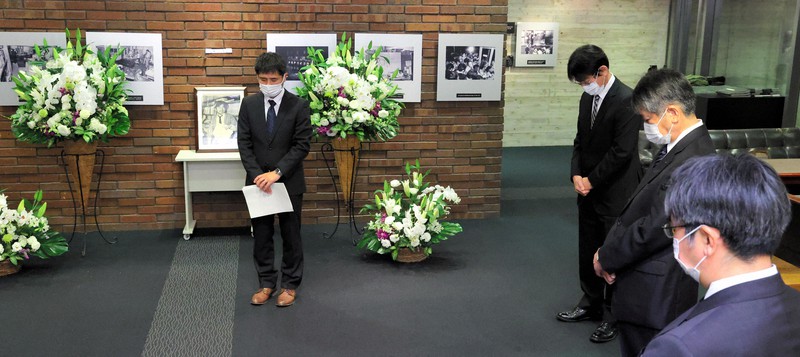 事件発生と同時刻に黙とうする朝日新聞の社員ら=兵庫県西宮市の朝日新聞阪神支局で2021年5月3日午後8時15分(代表撮影)