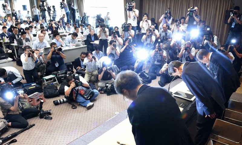 不正会計が発覚し辞任を発表する東芝の田中久雄社長(当時、右手前から2人目)ら=東京都港区で2015年7月21日午後5時6分、望月亮一撮影