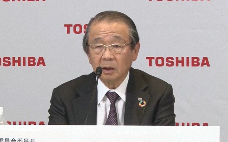 オンライン会見で車谷暢昭前社長の辞任理由を説明する永山治氏=2021年4月14日、東芝ホームページから