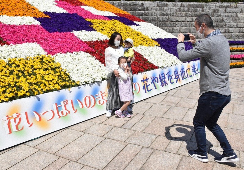 父親にスマホを向けられ写真に収まる家族=高松市番町1の市立中央公園で2021年5月3日午前10時34分、川原聖史撮影