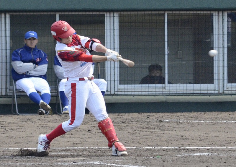 【松山フェニックス-日鉄ステンレス山口シーガルズ】四回表松山フェニックス1死満塁、井上が勝ち越しの左適時打を放つ=山口県周南市徳山の津田恒実メモリアルスタジアムで、2021年5月3日午前10時10分、脇山隆俊撮影