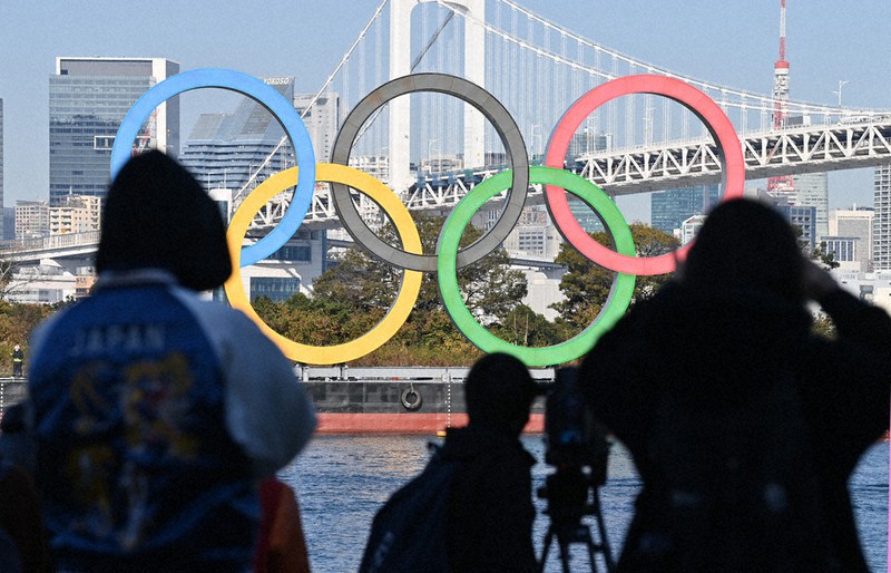 お台場海浜公園の海上に再設置される五輪マークのモニュメント=東京都港区で2020年12月、宮間俊樹撮影