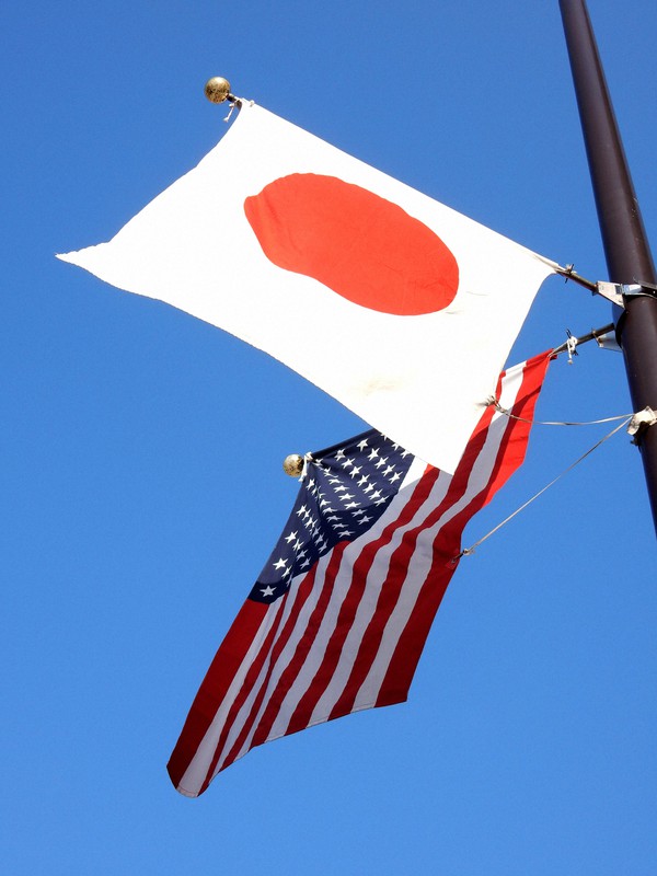 日米の国旗=武市公孝撮影