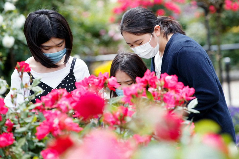 公園で妹たちとバラを見る森下花音さん(右)=横浜市中区の山下公園で2021年5月1日、吉田航太撮影
