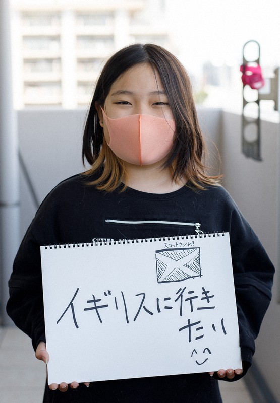 自宅で「イギリスに行きたい」と書いたスケッチブックを手にする岩井凛佳さん=東京都渋谷区で2021年5月3日、吉田航太撮影