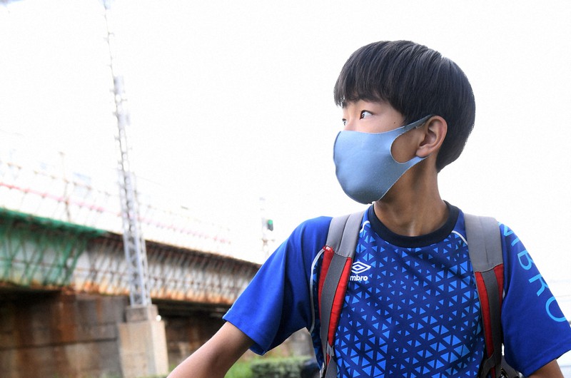 「コロナ前の生活に戻りたい!!」と書いた埼玉県川口市の中学2年、吉岡廉さん=東京都足立区で2021年5月2日、西夏生撮影