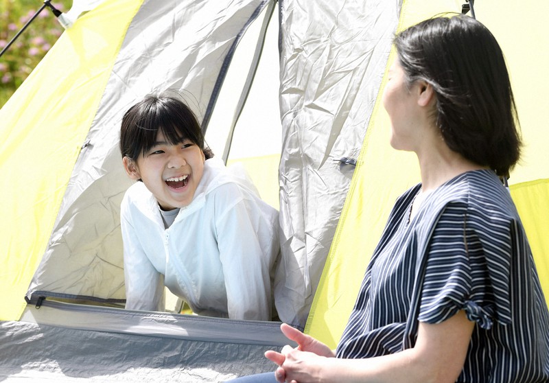自宅近くの公園でテントを張って家族でキャンプ気分を楽しむ小学4年の小松希蘭さん=東京都大田区で2021年5月4日、竹内紀臣撮影