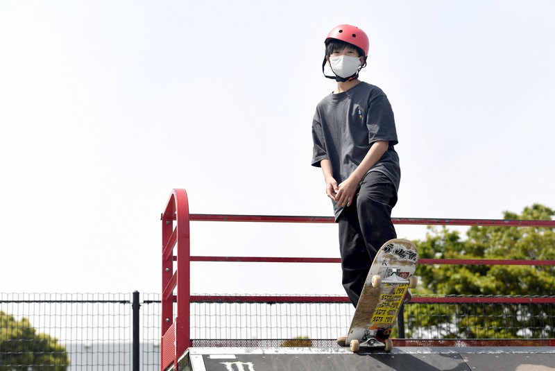 スケートボードの練習をする小学6年の平林琉唯さん=東京都大田区で2021年5月4日、竹内紀臣撮影