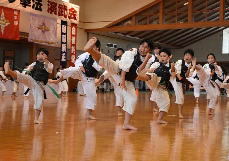 日ごろの練習の成果を披露する参加者=滋賀県草津市南山田町の市立武道館で2021年5月4日午前11時3分、菅健吾撮影