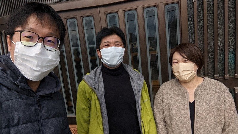 岩手県野田村の漁師、小谷地勝さん(中)と妻の陽子さん(右)と記者=岩手県野田村で2021年3月6日、韓光勲撮影