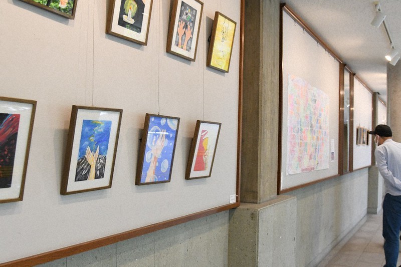 美術部員たちが制作した作品が並ぶ会場=松江市殿町の県民会館で2021年5月4日午前10時6分、目野創撮影