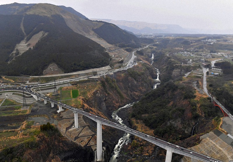 熊本県南阿蘇村で3月に開通した新阿蘇大橋(手前)=本社ヘリから金澤稔撮影