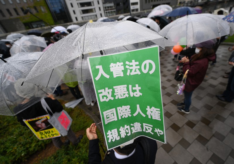 集会で入管法改正案に抗議する人たち=大阪市北区で2021年5月5日午後1時12分、久保玲撮影