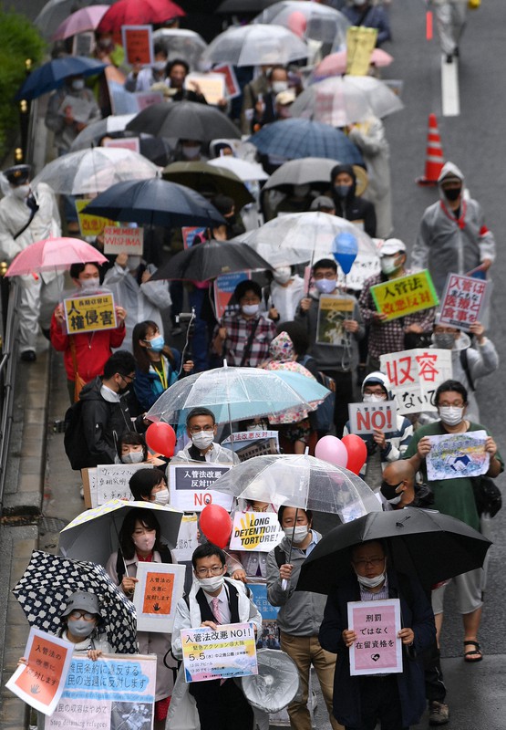 デモ行進して入管法改正案に抗議する人たち=大阪市北区で2021年5月5日午後1時44分、久保玲撮影