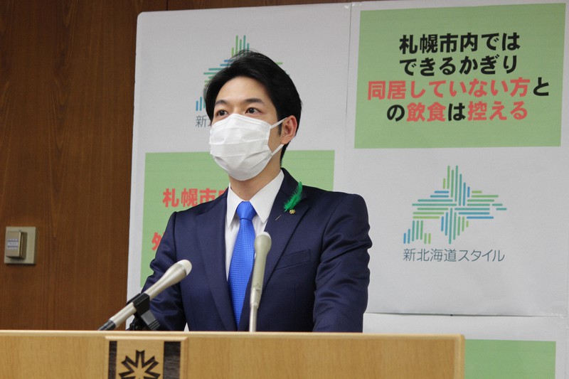 記者会見で、札幌市を対象とした「まん延防止等重点措置」の適用を5日中にも政府に要請すると表明した北海道の鈴木直道知事=札幌市中央区で2021年5月5日午後5時35分、源馬のぞみ撮影