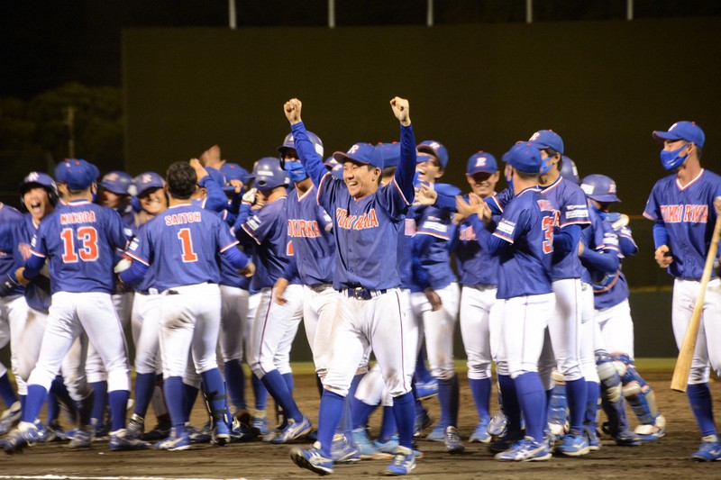 JABA静岡大会で初優勝し喜び合う東海理化の選手たち=浜松市中区の浜松球場で2021年4月7日、森野俊撮影
