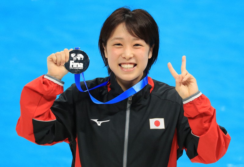 女子高飛び込みで銀メダルを獲得し、メダルを手に笑顔を見せる荒井祭里=東京アクアティクスセンターで2021年5月5日、梅村直承撮影
