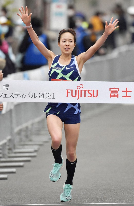 東京五輪のテスト大会となる「札幌チャレンジハーフマラソン」の女子で、1時間8分28秒をマークして優勝した一山麻緒=札幌市で2021年5月5日午前10時58分(代表撮影)