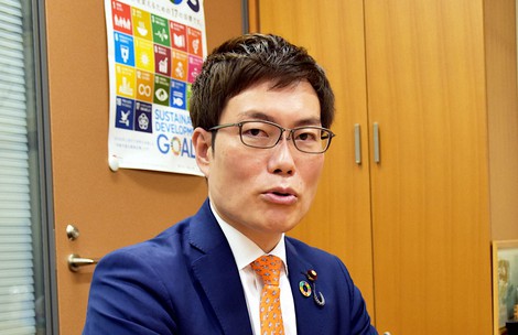 秋本真利氏＝伊藤奈々恵撮影