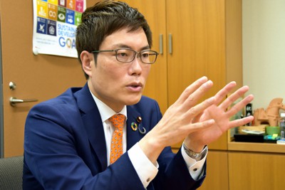 秋本真利氏＝伊藤奈々恵撮影