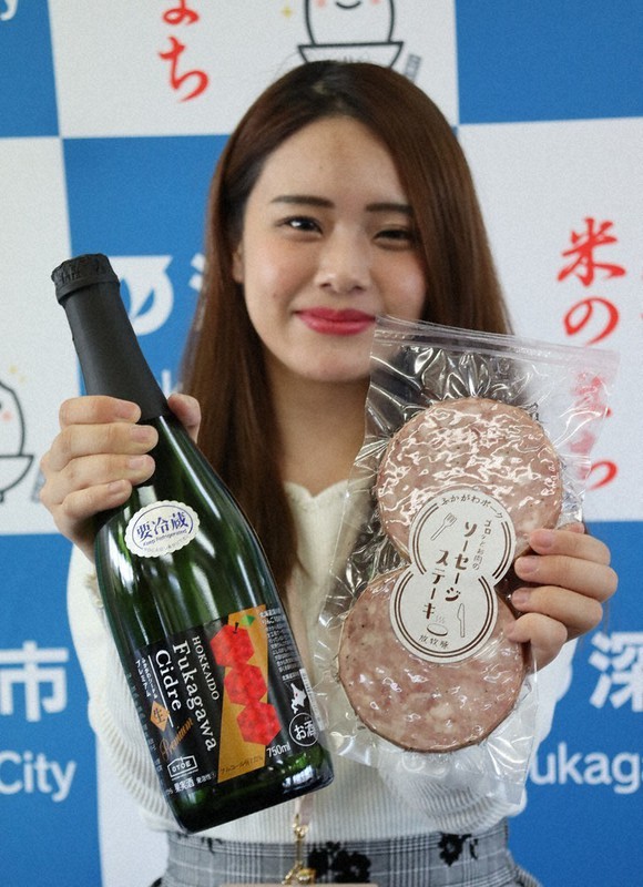 リンゴの風味豊かなシードルと、プリプリした食感を楽しめるソーセージステーキ=北海道深川市役所で2021年4月23日、土屋信明撮影