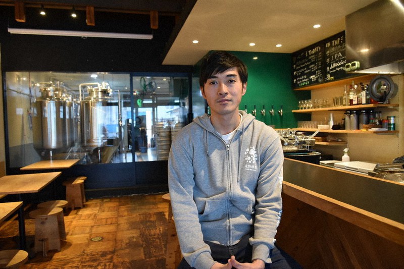 醸造所と飲食店を併設した「遠野醸造」の代表取締役、袴田大輔さん=岩手県遠野市中央通りの遠野醸造で2021年4月15日、日向米華撮影