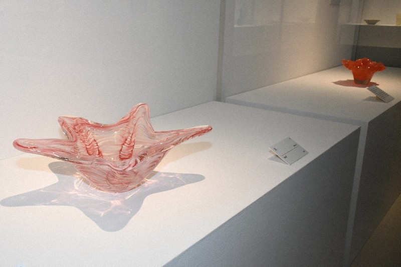 見て感じる光のアート 岩田藤七らガラス作品展 「影にも美しさ
