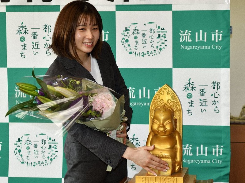 幸運が授かるよう、用意された金色のビリケンさんの足裏をなでる寺村選手=千葉県流山市で2021年4月27日、橋本利昭撮影