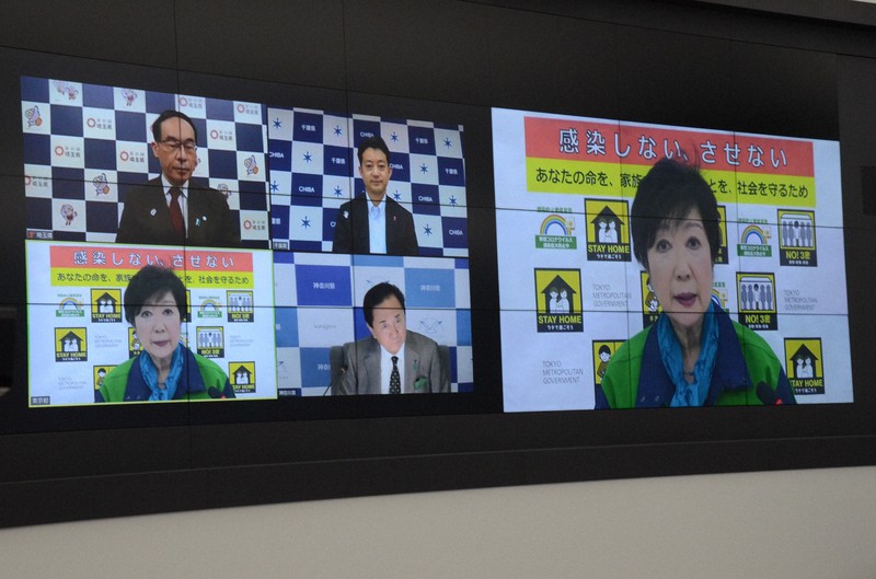 テレビ会議で緊急事態宣言とまん延防止等重点措置の延長を話し合う小池百合子都知事ら=都庁で2021年5月6日午後3時48分、竹内麻子撮影