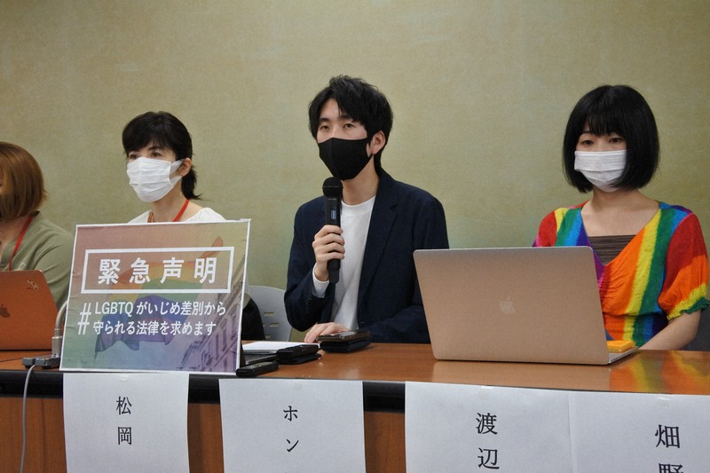 自民党が成立を目指す「LGBT理解増進法案」に反対し、差別を禁止する法律を求めて会見する松岡宗嗣さん(中央)ら有志メンバー=東京都千代田区で2021年5月6日午前11時5分、藤沢美由紀撮影
