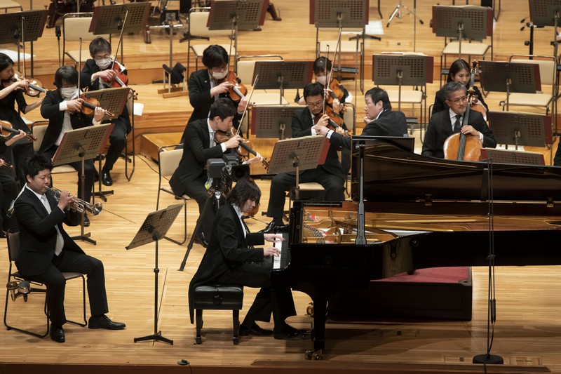 ショスタコーヴィチの協奏曲でソリストを務めた阪田知樹(ピアノ)と長谷川智之(トランペット) 写真提供:NHK交響楽団