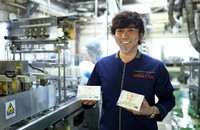 できたての豆腐を手にする染野屋の小野篤人社長＝茨城県取手市で小川昌宏撮影