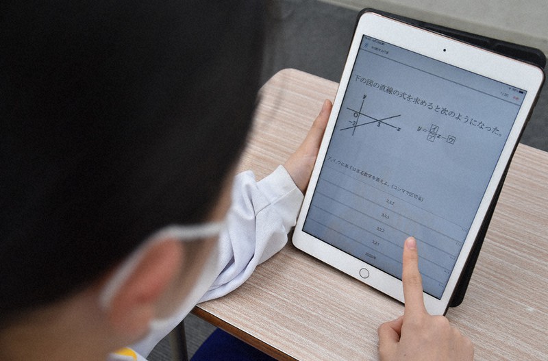 すぐに慣れたよ!? スマートフォンやタブレット端末で使う学習アプリ「Monoxer(モノグサ)」。関数の問題が示され、生徒が選択肢で回答する=奈良県香芝市で2021年4月23日午後7時44分、益川量平撮影