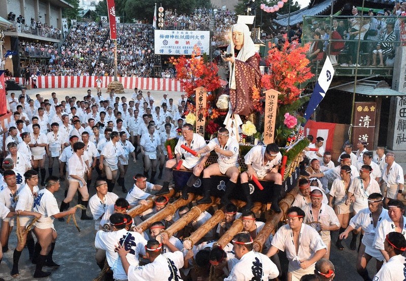 スピード感あふれる櫛田入りを見せる六番山笠・東流=2018年7月15日、森園道子撮影