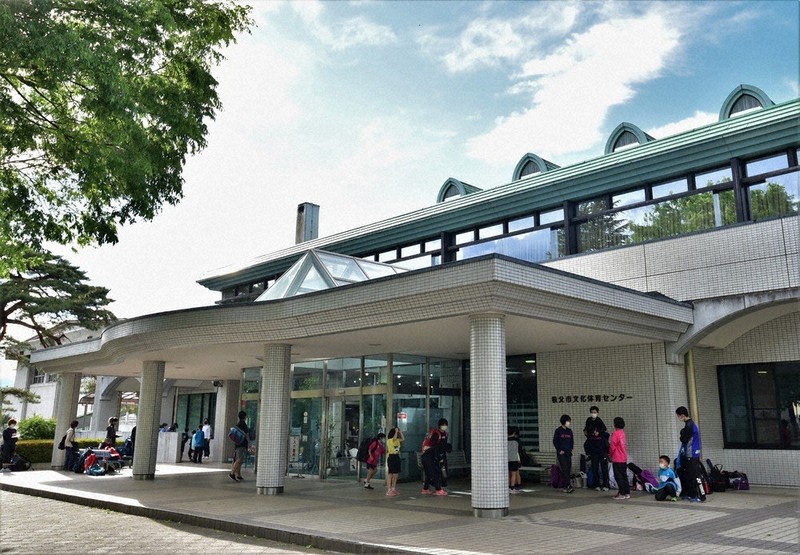集団接種会場の埼玉県秩父市文化体育センターでは、秩父郡4町の住民への接種も行われる=秩父市で2021年5月2日午後4時0分、山田研撮影