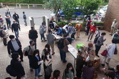 多くの市民ボランティアが駆けつけた大人食堂＝東京都千代田区の聖イグナチオ教会で2021年5月3日、東海林智撮影