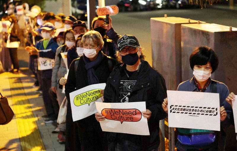文化芸術分野への公的支援を求めて首相官邸前で「サイレントスタンディング」を行う舞台芸術やミニシアターなどの関係者ら=東京都千代田区で2021年5月6日、幾島健太郎撮影