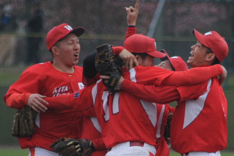 2大会ぶりの優勝を決めて喜ぶウイン北広島の選手たち=北海道岩見沢市で2021年5月5日、三沢邦彦撮影