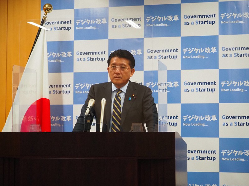 記者会見に臨む平井卓也デジタル改革担当相=東京都千代田区で2021年4月9日午前9時34分、後藤豪撮影