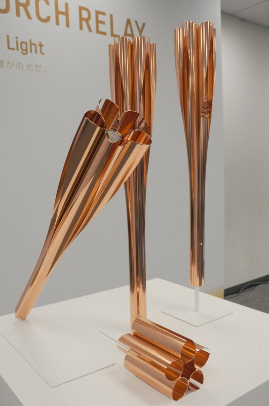 桜の花びらをモチーフにした東京パラリンピックの聖火リレーのトーチ=東京都港区で2019年3月25日午後5時38分、芳賀竜也撮影