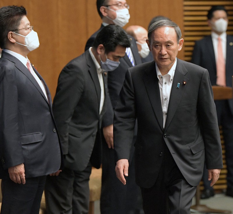 記者会見に臨む菅義偉首相(右)=首相官邸で2021年5月7日午後7時、竹内幹撮影