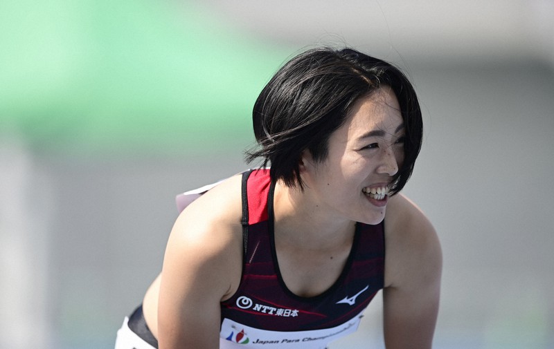 陸上のジャパンパラ大会の女子100メートル(義足T64)で優勝し、笑顔を見せる高桑早生=高松市の屋島レクザムフィールドで2021年4月24日、藤井達也撮影